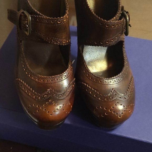 Stuart Weitzman Heels in Toast - Picture 4 of 4